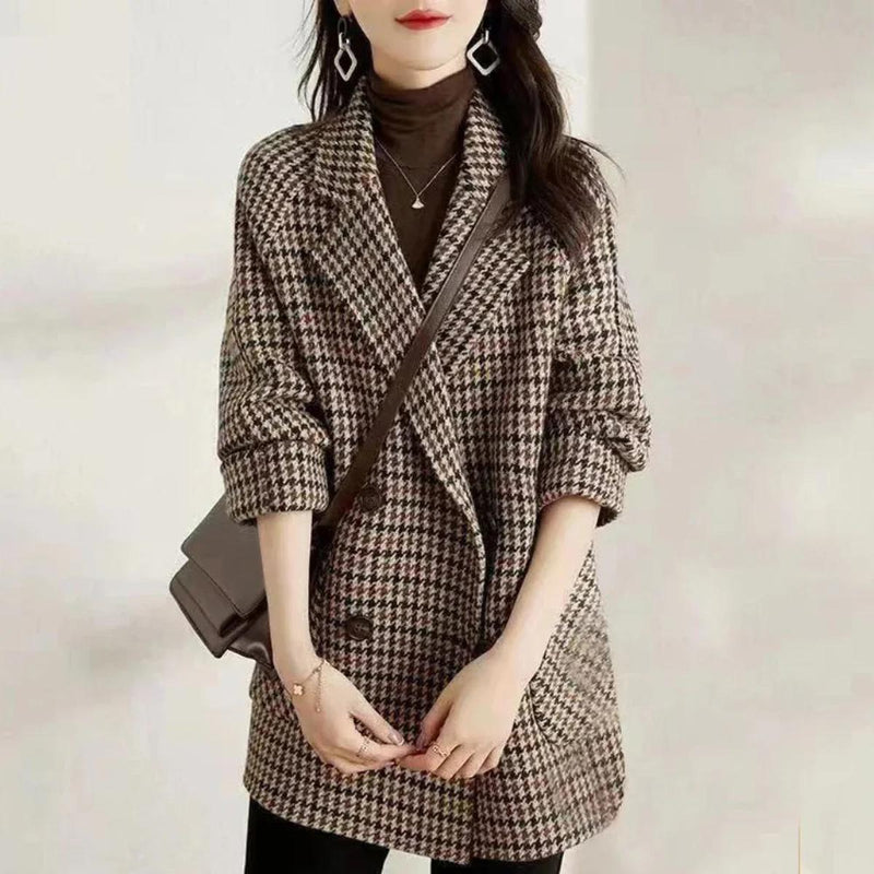 Classic Double-Breasted Women&#39;s Wool Blend Coat
