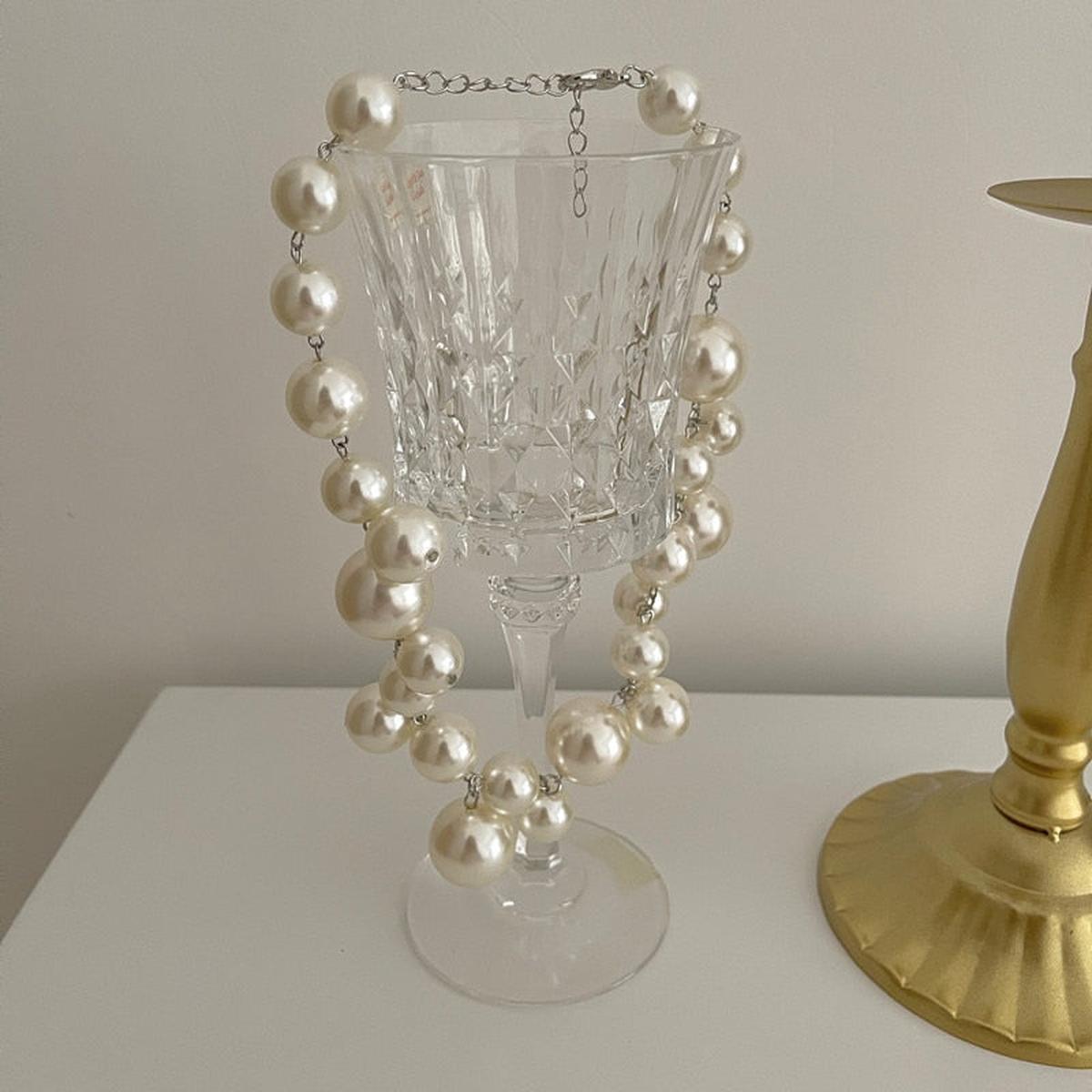 Elegant Round Pearl Necklace With Fitness Tracker