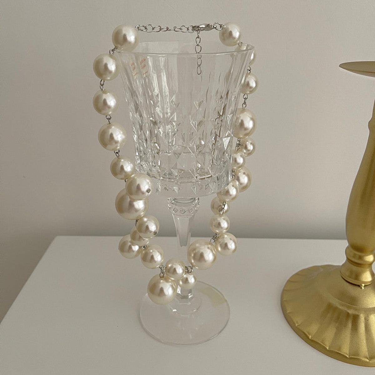 Elegant Round Pearl Necklace With Fitness Tracker