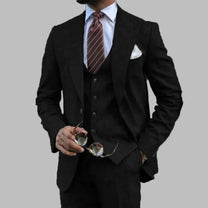 Lightweight Three-Piece Men&#39;s Suit With Notched Lapel