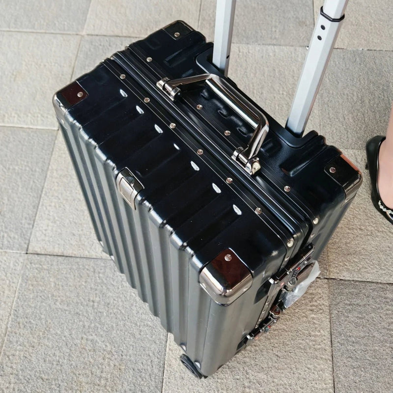 Premium Hard-Shell Suitcase With Aluminium Frame And 360° Spinner Wheels