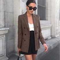 Tailored Women&#39;s Blazer With Lapel Collar