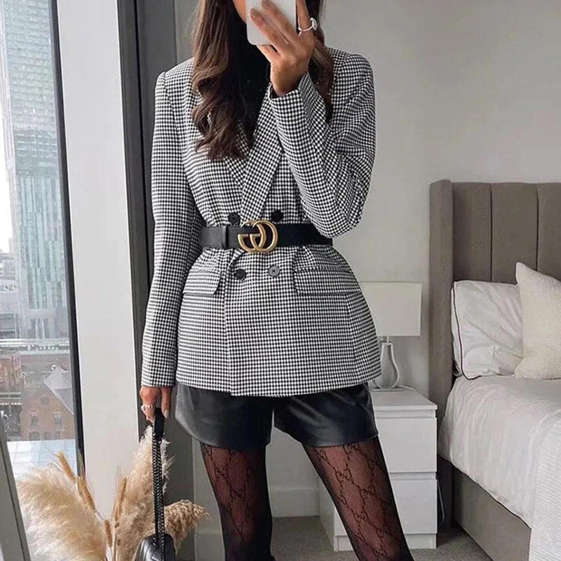 Tailored Women&#39;s Blazer With Lapel Collar