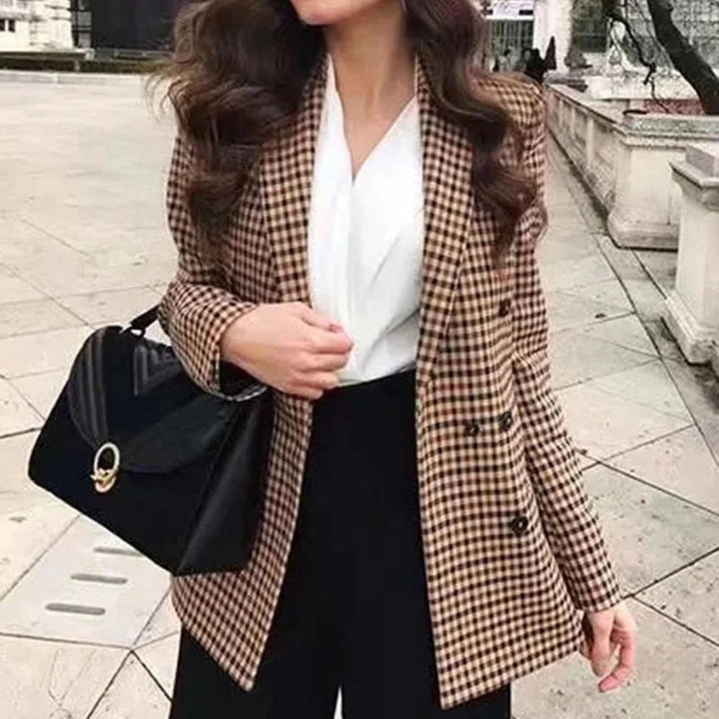 Tailored Women&#39;s Blazer With Lapel Collar