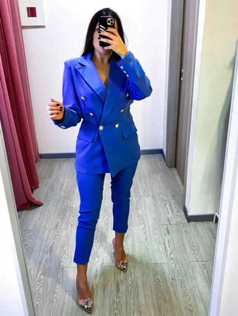 Two-Piece Women&#39;s Suit With Blazer And Tailored Trousers