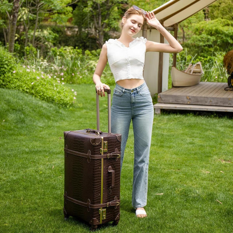 Vintage-Inspired Luggage Set With Spinner Wheels And Protective Cover