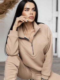 Women&#39;s Athletic Tracksuit With Elastic Waistband And Zippered Pockets