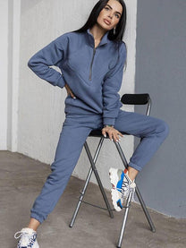 Women&#39;s Athletic Tracksuit With Elastic Waistband And Zippered Pockets