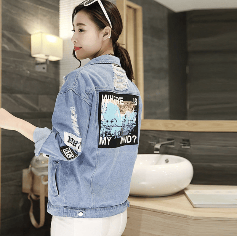 Women&#39;s Classic Denim Jacket With Button Closure And Pockets