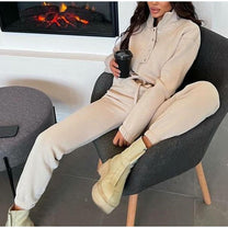 Women&#39;s High-Collar Tracksuit With Zippered Jacket And Elastic Waistband