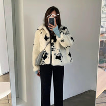 Women&#39;s Luxurious Fur Jacket With Elegant Cut