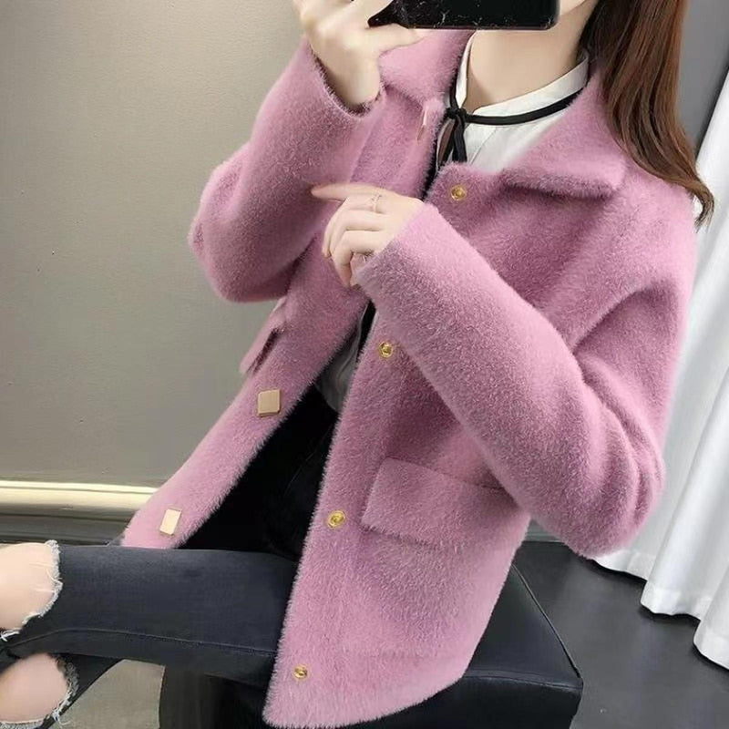 Women&#39;s Luxurious Fur Jacket With Feminine Silhouette
