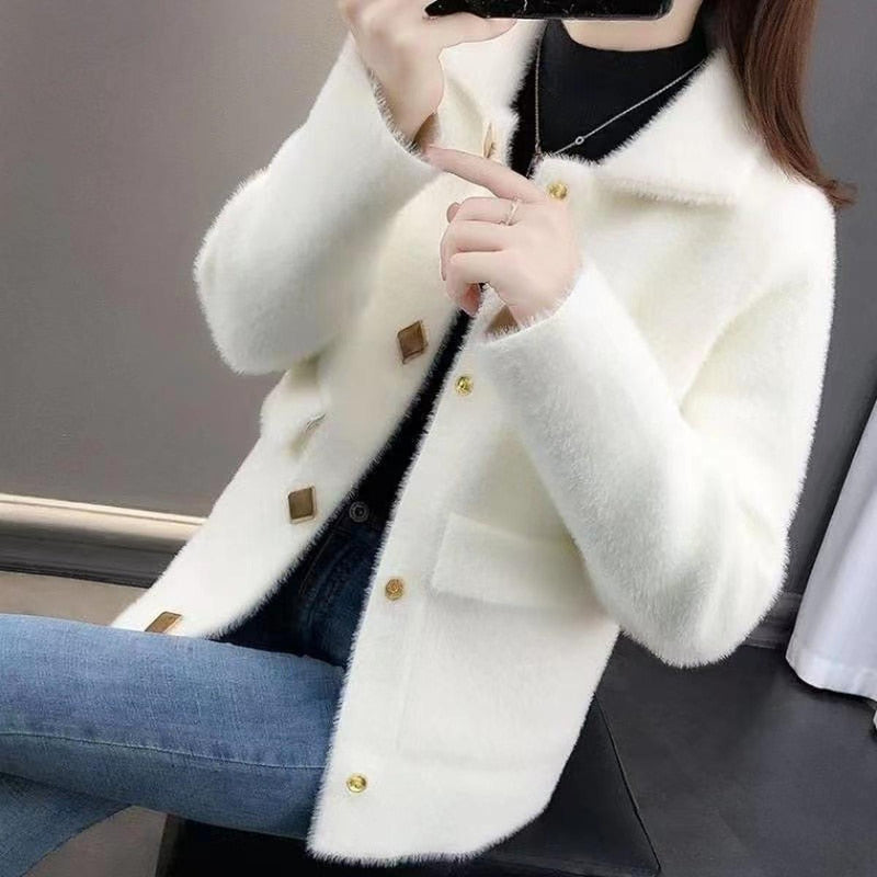 Women&#39;s Luxurious Fur Jacket With Feminine Silhouette