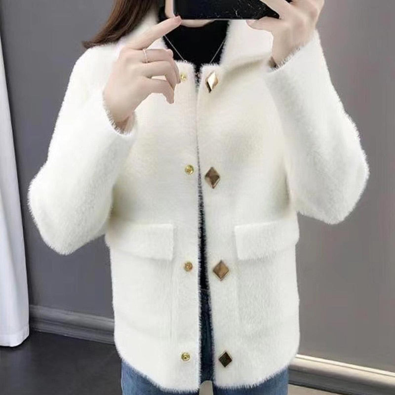 Women&#39;s Luxurious Fur Jacket With Feminine Silhouette