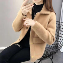 Women&#39;s Luxurious Fur Jacket With Feminine Silhouette