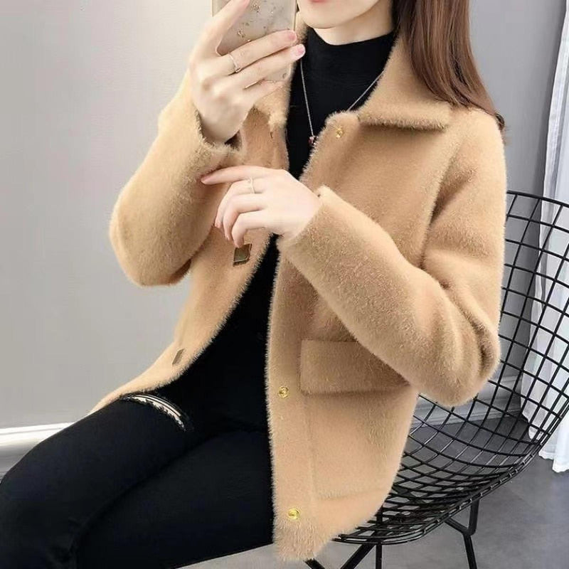 Women&#39;s Luxurious Fur Jacket With Feminine Silhouette