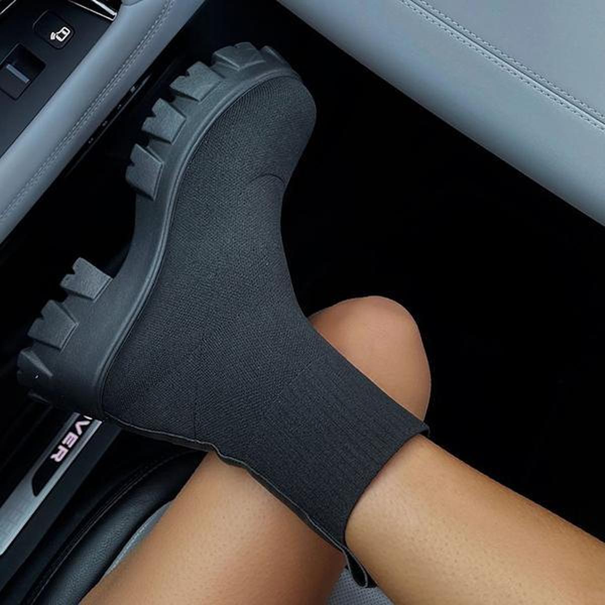 Black / 9