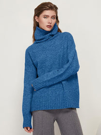 Women&#39;s Turtleneck Sweater Regular Fit